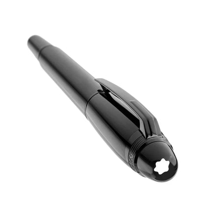 Nahaufnahme des Montblanc StarWalker BlackCosmos Fineliner Korpus aus glänzend schwarzem Edelharz für Premium Schreibgeräte Sammlerinnen und Sammler