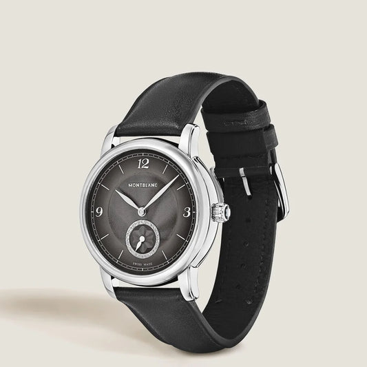 Montblanc Star Legacy Small Second 36 mm am Handgelenk mit schwarzem Kalbslederarmband als elegante Luxus Damenuhr für Business und Abendgarderobe