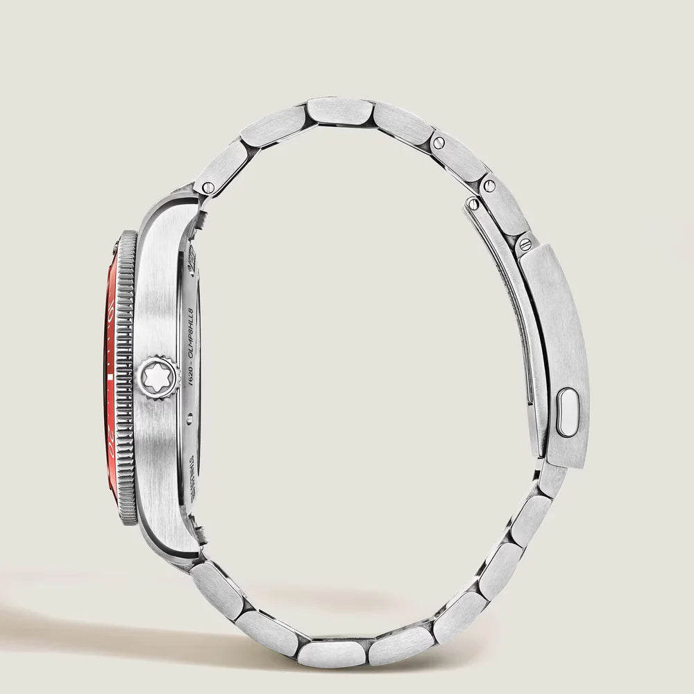 Detailansicht Montblanc Iced Sea Automatic Date korallenfarbene einseitig drehbare Lünette und dreidimensionale Gravur Gehäuseboden