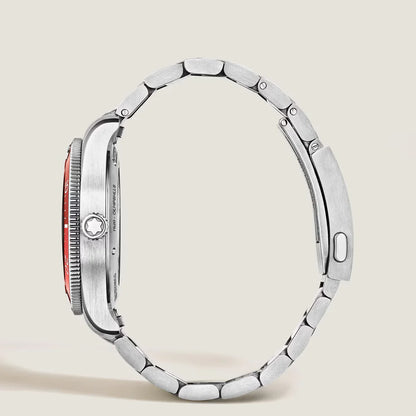 Detailansicht Montblanc Iced Sea Automatic Date korallenfarbene einseitig drehbare Lünette und dreidimensionale Gravur Gehäuseboden