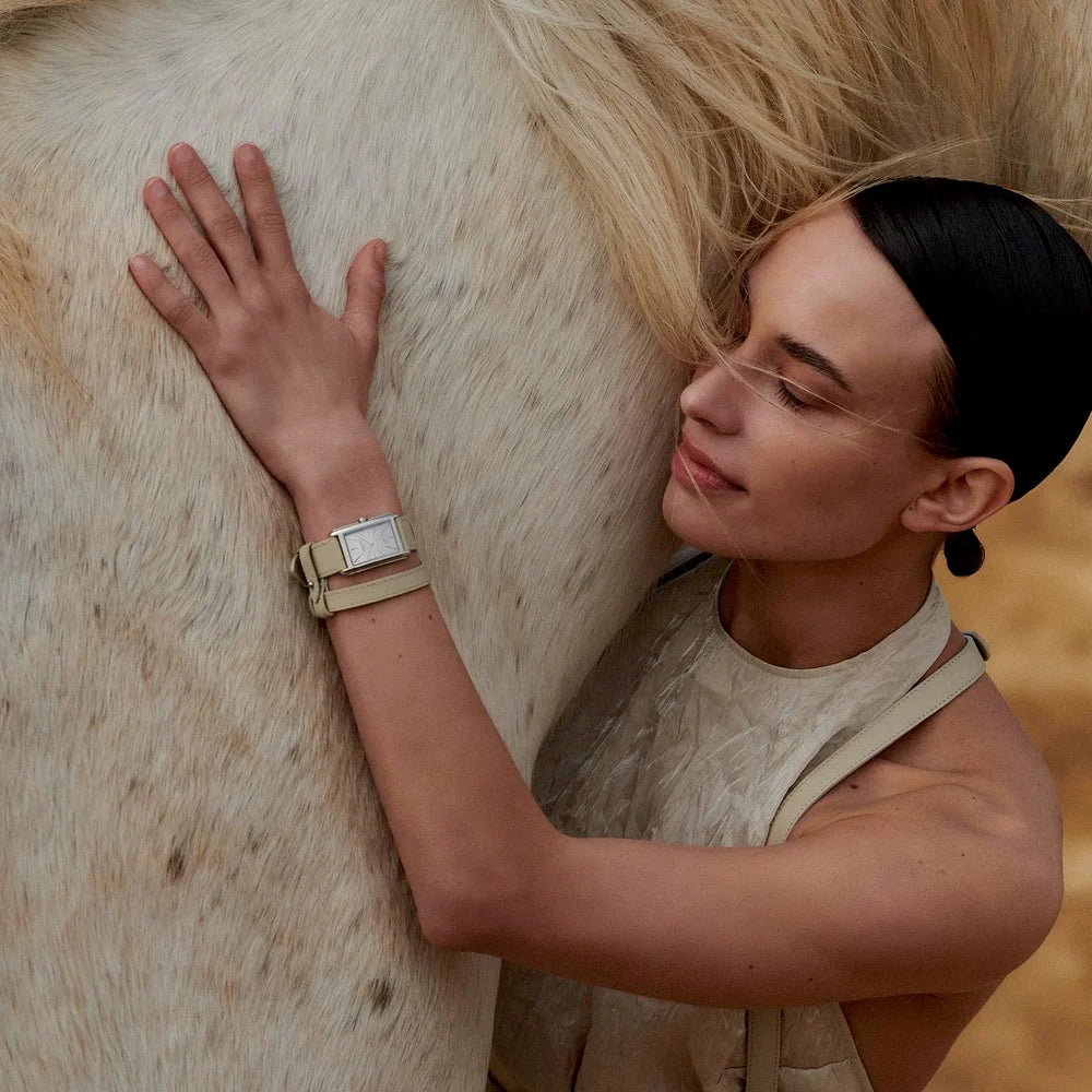 Exklusive Longines DolceVita Damenuhr – Weißes Zifferblatt, elegantes Design, Swiss Made bei Juwelier Schroll in Tirol