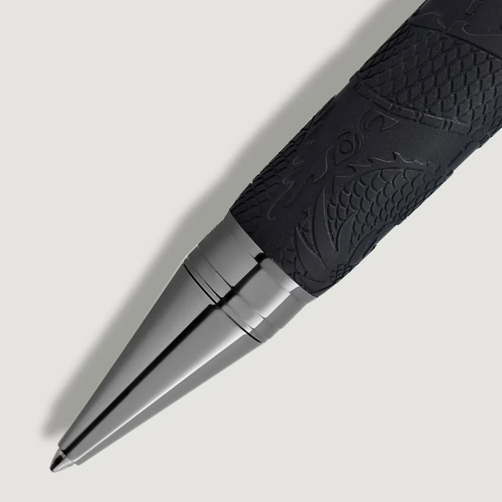 Schwarzer Korpus aus Edelharz mit geformtem Muster am Montblanc Bruce Lee Kugelschreiber