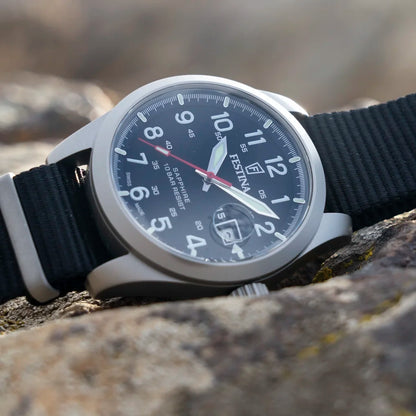 Detailansicht Festina Field F20082/3 39mm Swiss Made Herrenuhr schwarzes Zifferblatt Juwelier Schroll Kitzbühel