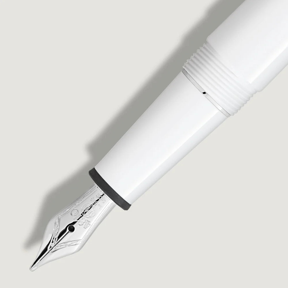 Montblanc Boutique Kitzbühel Tirol Präsentation Meisterstück White Füllfederhalter für zahlungskräftige Kundschaft die exklusive Luxusmarken und sichere Onlinekäufe sucht