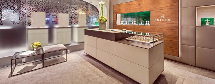 Seit vielen Jahren steht Juwelier Schroll in Kitzbühel für gelebte Goldschmiedekunst, persönliche Werte und zeitlose Eleganz im Geschäft.