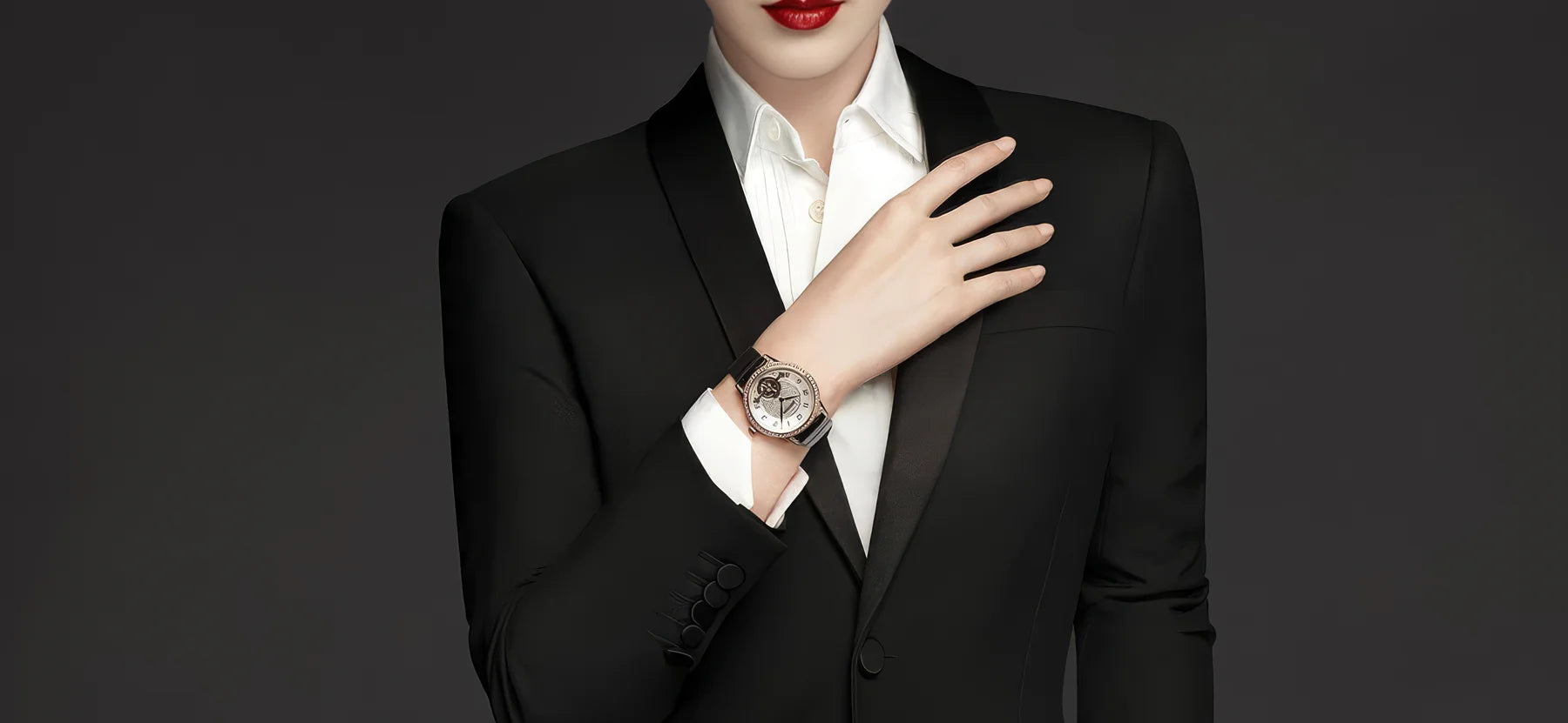 Eine elegante Frau in einem schwarzen Smoking trägt die Montblanc Bohème ExoTourbillon Slim Armbanduhr mit weißem Zifferblatt und schwarzem Lederarmband. Erhältlich im juwelier-tirol.shop