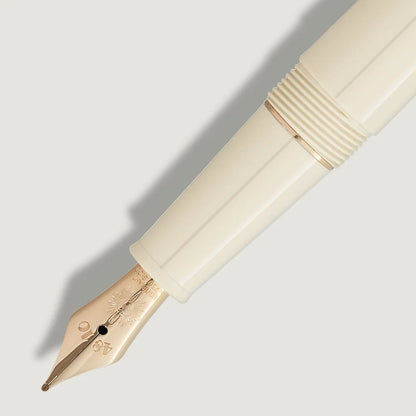Detailfoto Montblanc Romeo & Juliet Doué Füllfederhalter mit elfenbeinfarbenem Edelharz und vergoldeter Engelsflügel Kappe für anspruchsvolle Sammlerinnen und Sammler