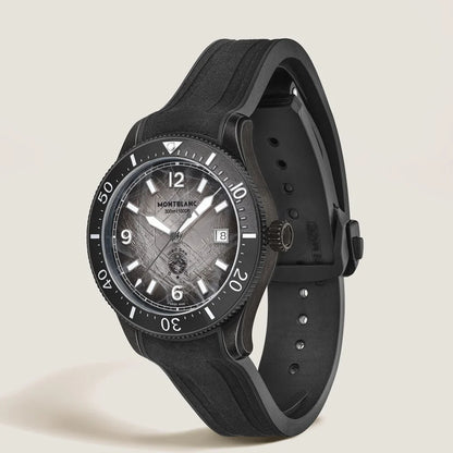 Detailansicht graues Eisberg-Zifferblatt Montblanc Iced Sea Automatic Date 