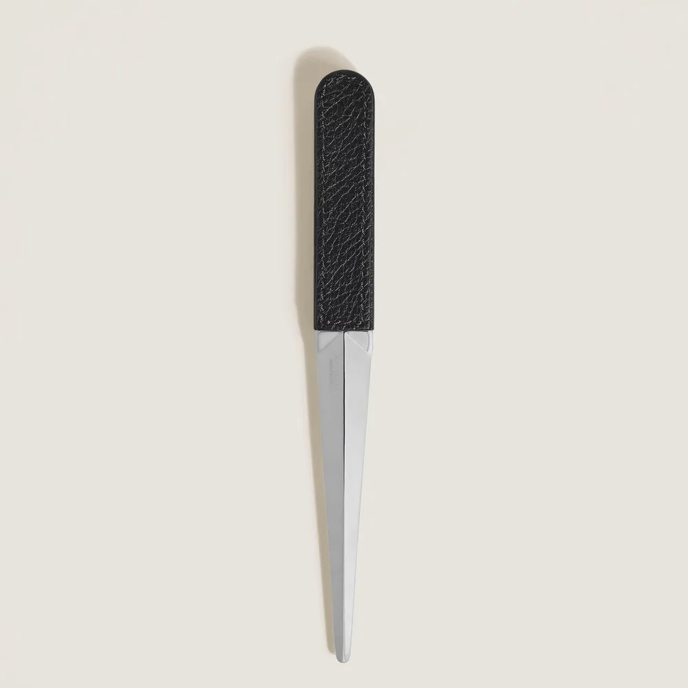 Montblanc Brieföffner aus weichem genarbtem Leder mit diamantförmiger Klinge