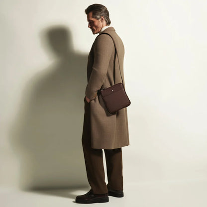 Kompakte braune Montblanc Messenger Bag als exklusives Geschenk für den beruflichen Alltag
