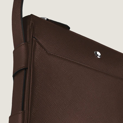 Vertikale Montblanc Tasche aus Leder in der Montblanc Boutique Kitzbühel in Tirol