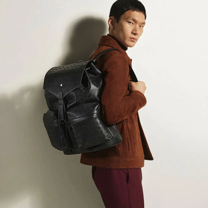 Schwarzer Montblanc Rucksack mit eingeprägtem Extreme Muster