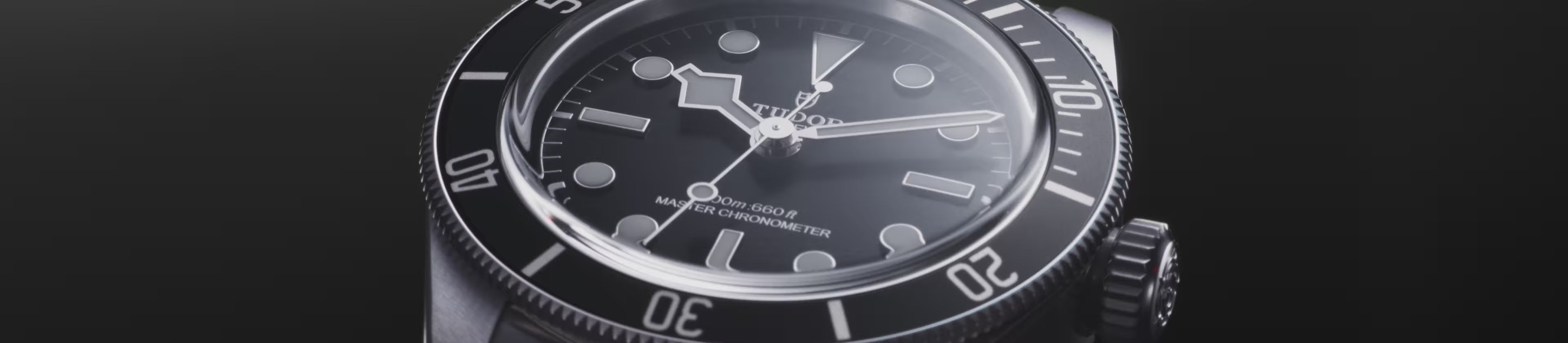 Video laden: ©TUDOR® Black Bay
Würdigung eines reichen Erbes, verbunden mit modernster Uhrentechnologie