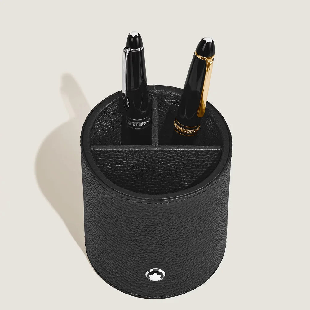 Schwarzer Montblanc Schreibgerätehalter aus Grain Leder auf einem eleganten Schreibtisch